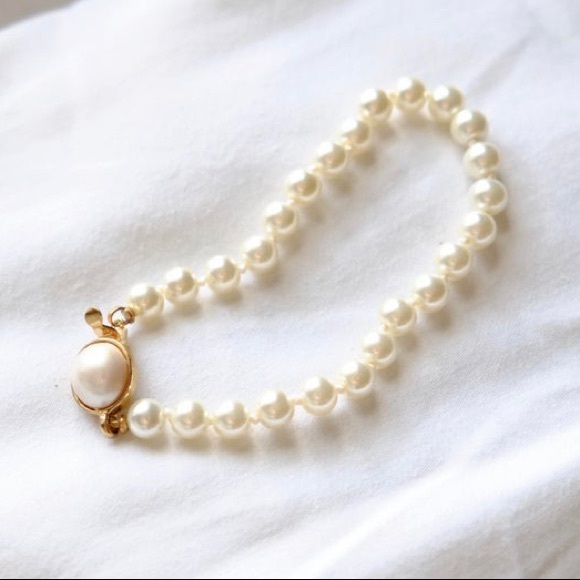 VINTAGE CAROLEE GOLD TONE PEARL BRACELET - Picture 9 of 10